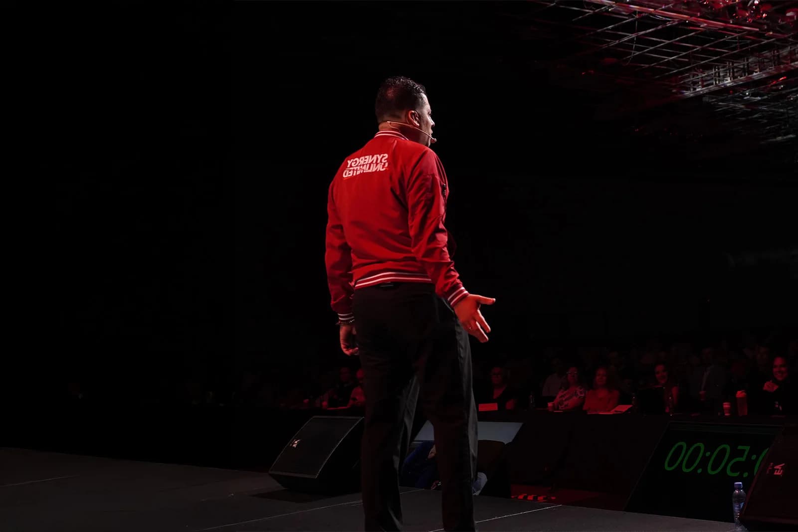Jorge Serratos en el escenario de Synergy Unlimited frente a su comunidad