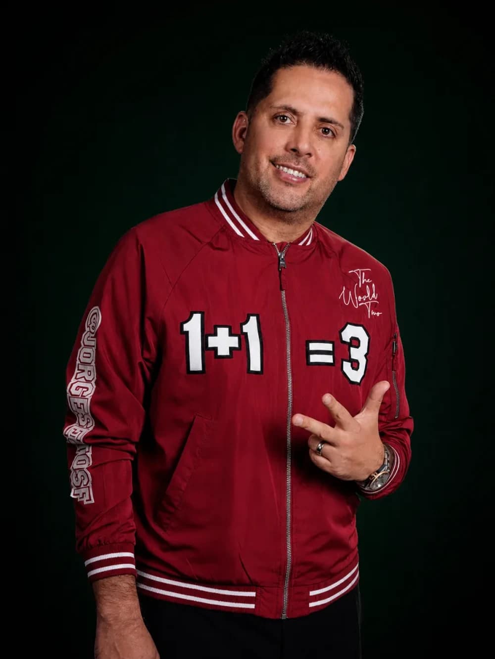 Jorge Serratos con su chamarra roja del movimiento 1+1=3
